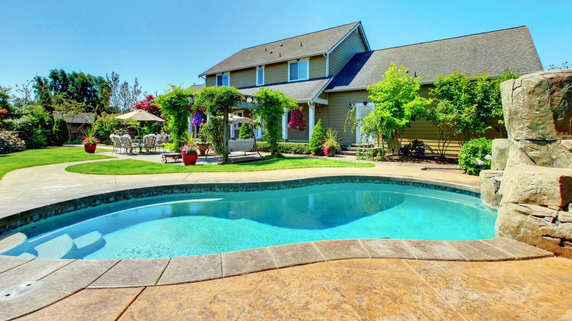 What Chemicals Do You Put In a Pool When Closing?