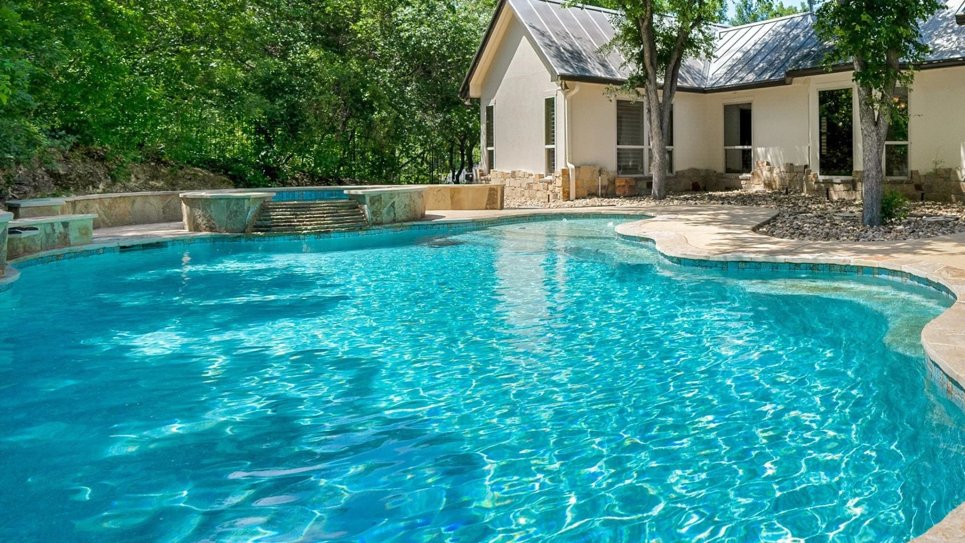 What Causes Wrinkles in a Vinyl Pool Liner?